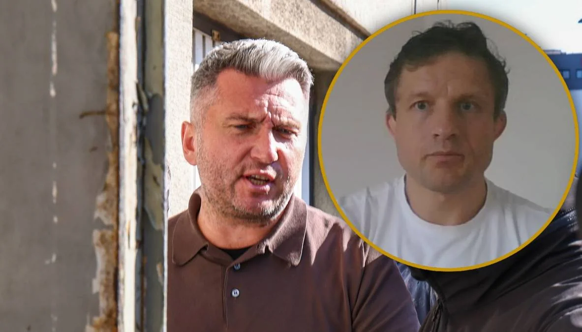 Сивий чоловік у коричневому поло говорить біля дверей, поряд круглий портрет іншого чоловіка