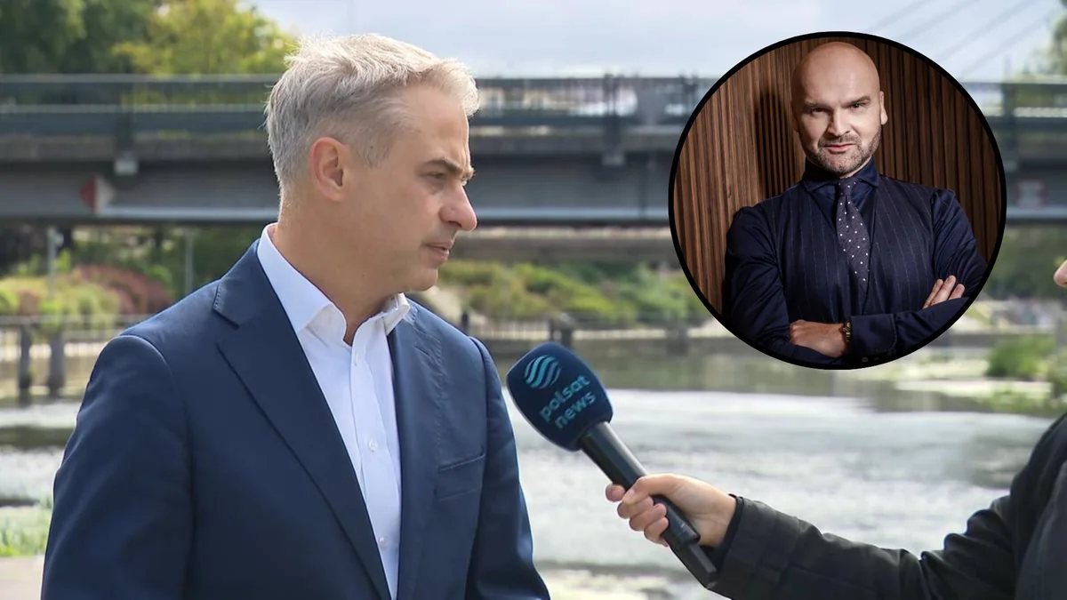 Чоловік у синьому костюмі дає інтерв’ю Polsat News біля річки з круглим портретом лисого чоловіка