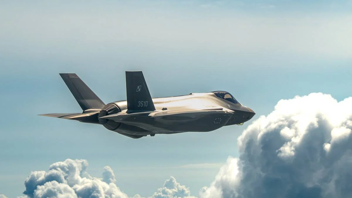 Винищувач F-35 з номером 3510 летить серед хмар у небі