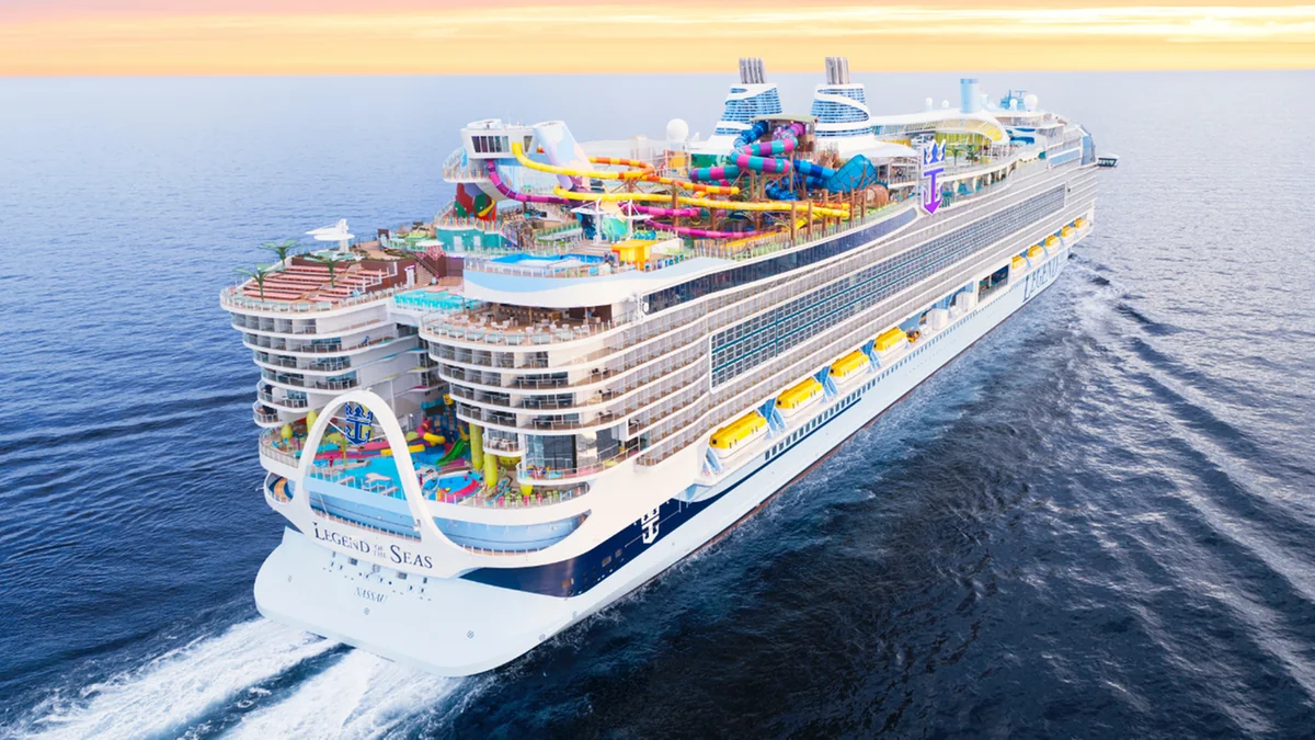 Лайнер Legend of the Seas з аквапарком пливе морем на тлі заходу сонця