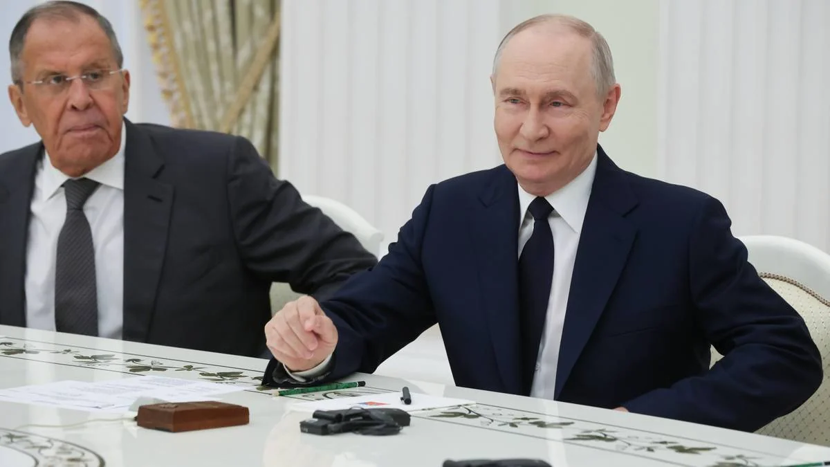 Путін і Лавров сидять за білим столом на офіційній зустрічі