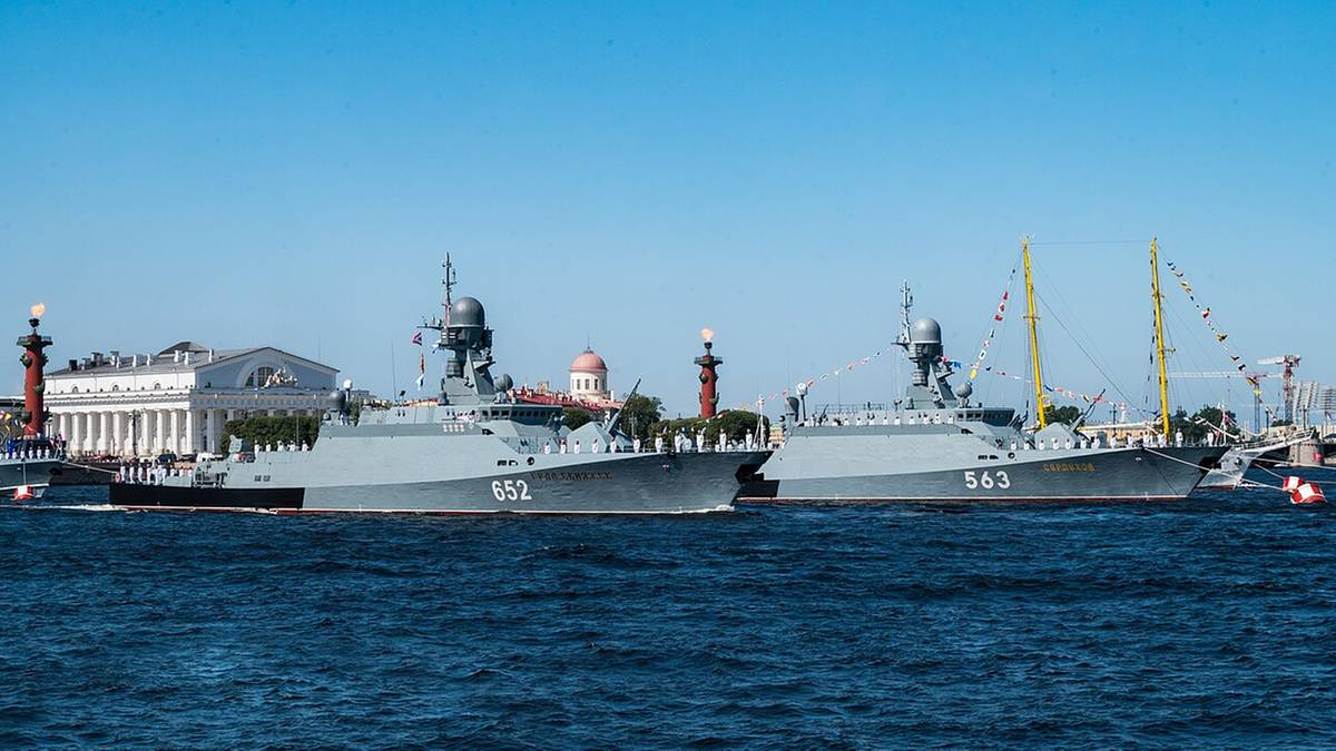 Два російські ракетні кораблі з номерами 652 і 563 на Неві біля Ростральних колон