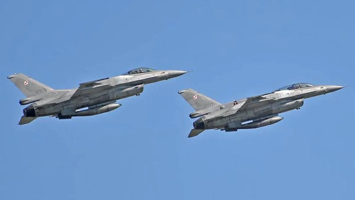 Два польські винищувачі F-16 летять у строю на блакитному небі