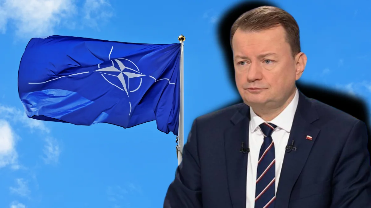 Прапор НАТО на блакитному небі і Маріуш Блащак у костюмі з польським значком