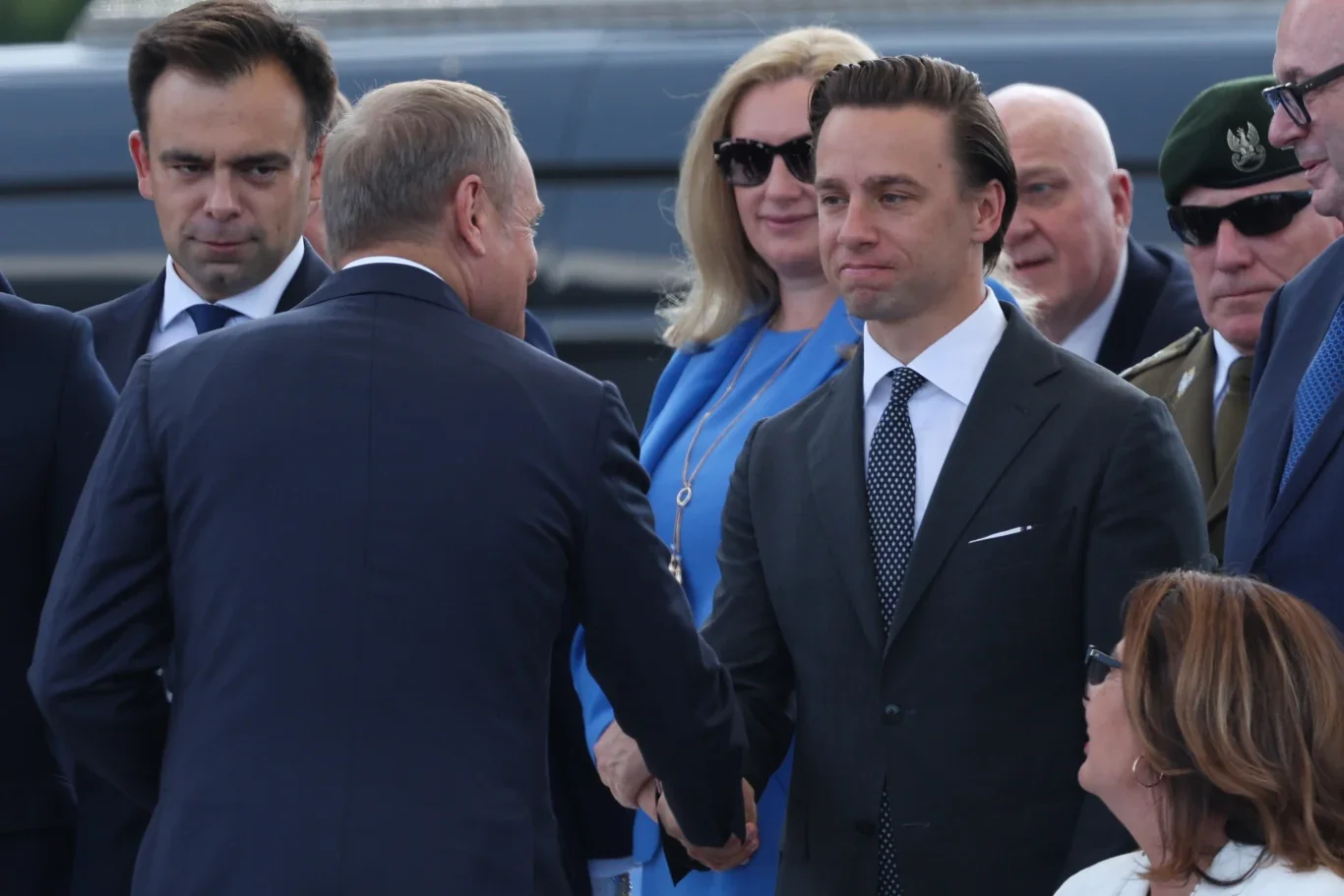 Туск тисне руку Босаку серед політиків і військового