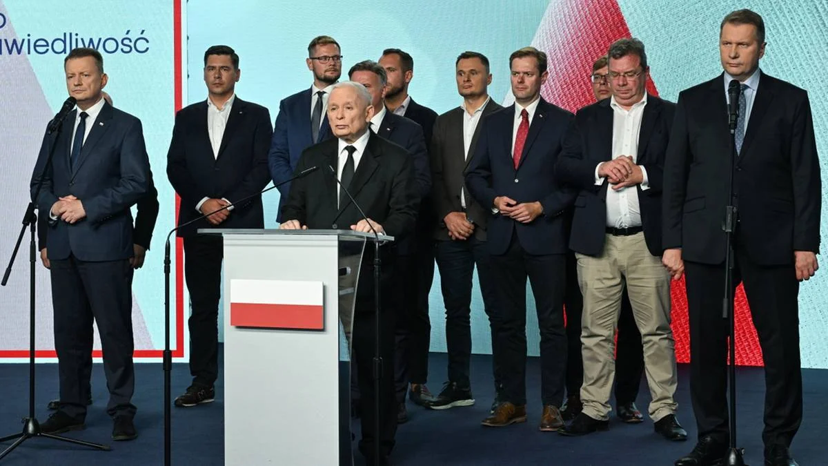 Качинський за трибуною з прапором Польщі серед політиків ПіС