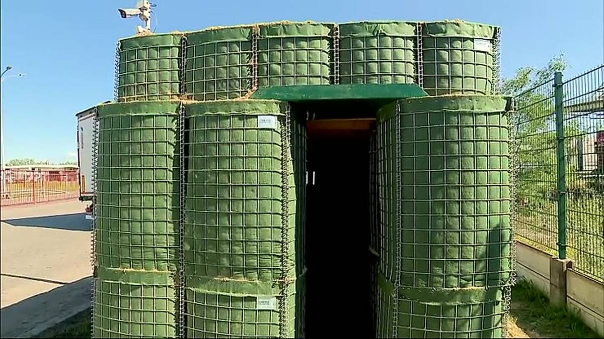 Зелені габіонні укриття з проходом і камерою біля паркану
