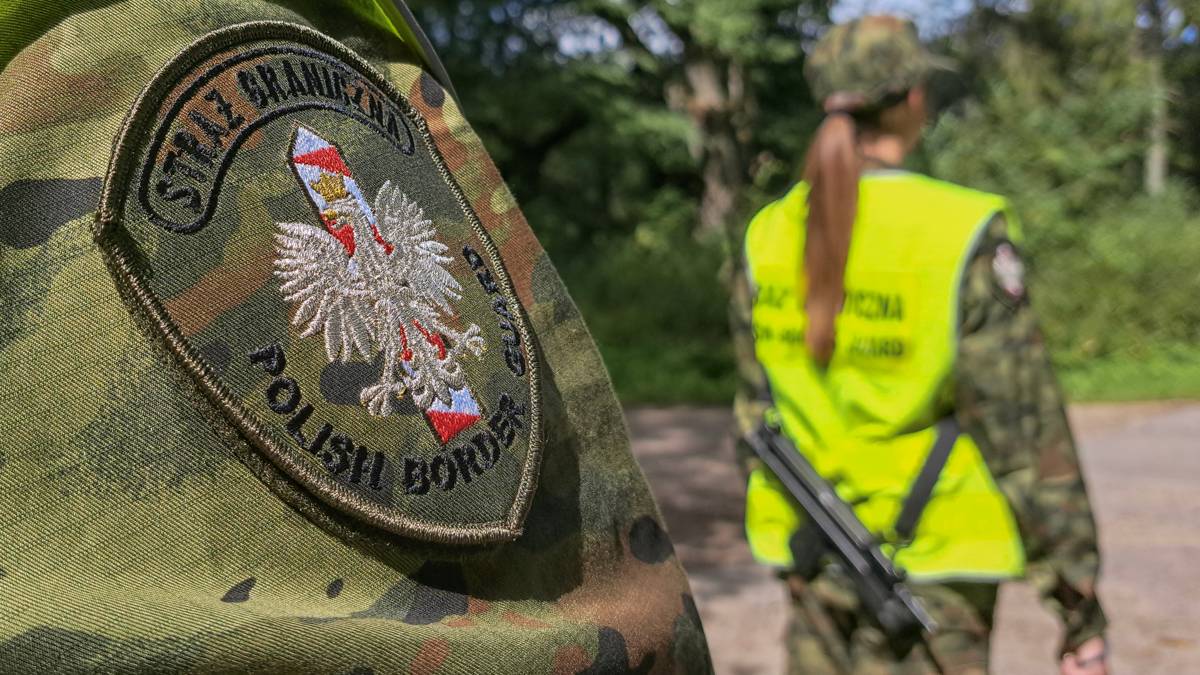 Нашивка польської прикордонної служби та офіцер у камуфляжі з жилетом