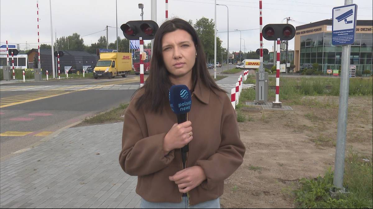 Кореспондентка Polsat News біля залізничного переїзду зі шлагбаумами